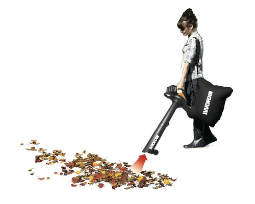 Femeie folosind un aspirator de frunze marca Worx pentru a colecta frunze.