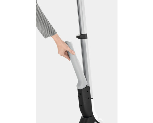 O persoană atașează mânerul la un aspirator.