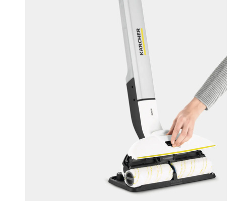 Aspirator Kärcher pentru pardoseli dure cu role rotative și o mână care ridică capacul