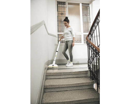 Femeie curățând scări cu un mop electric fără fir