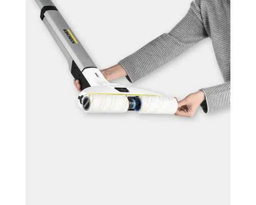 O persoană schimbă rola pe un aparat de curățat podele dure Kärcher.