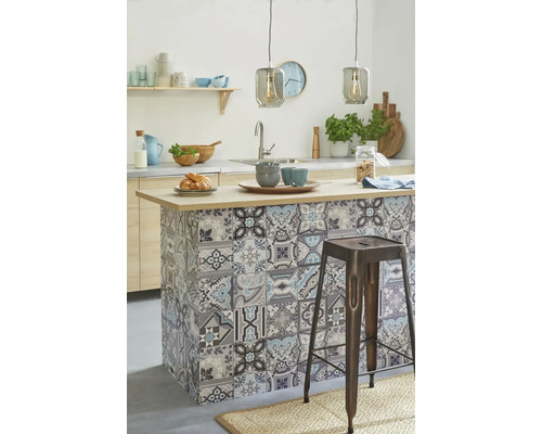 Bucătărie luminoasă cu placare cu faianță, blat de lucru și scaun