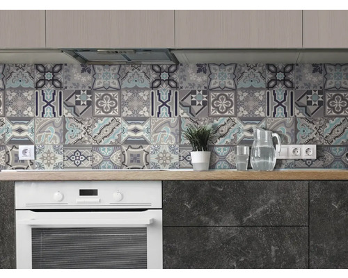 Bucătărie cu gresie cu aspect de patchwork