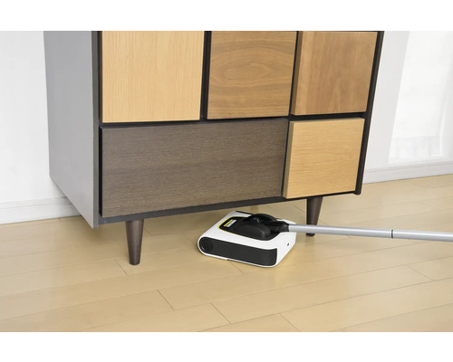 Un mop de podea fără fir este folosit sub un dulap.