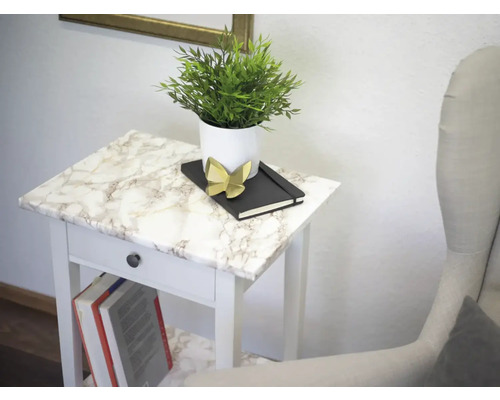Măsuță laterală decorativă cu folie de marmură, plantă în ghiveci și caiet pentru un interior elegant