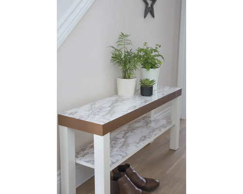 Raft cu folie decorativă cu aspect de marmură, cu plante în ghivece deasupra și pantofi dedesubt