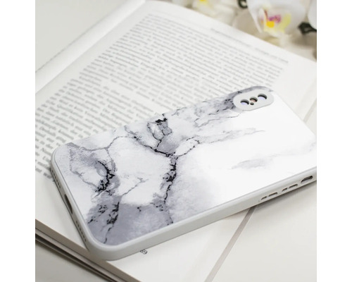 Husă de telefon cu textură de marmură pe o carte