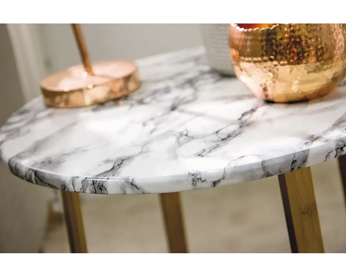 Detaliu al unei mese rotunde cu blat de marmură și picioare din lemn