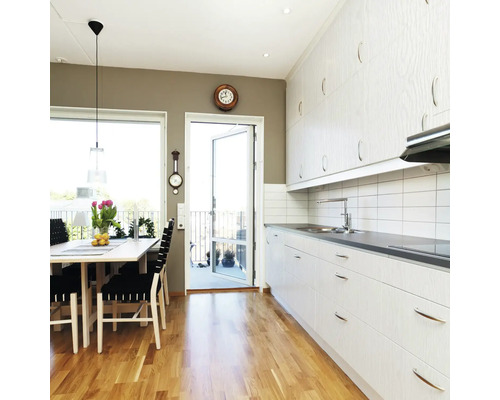 Bucătărie luminoasă cu masă și acces la balcon.