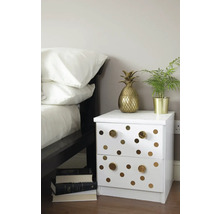 Noptieră cu două sertare, puncte aurii și mânere aurii lângă un pat