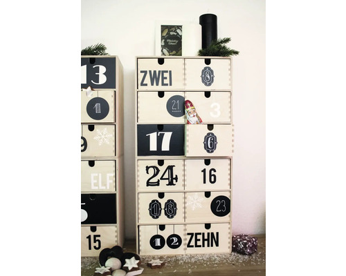 Două calendare de advent din lemn cu sertare și numere imprimate