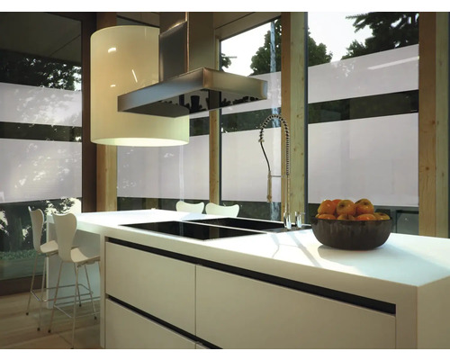 Bucătărie luminoasă, modernă, cu insulă de gătit, hotă și chiuvetă în fața ferestrei