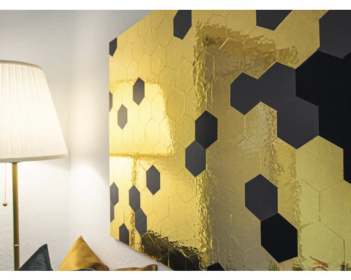 Decor de perete cu plăci hexagonale aurii și negre