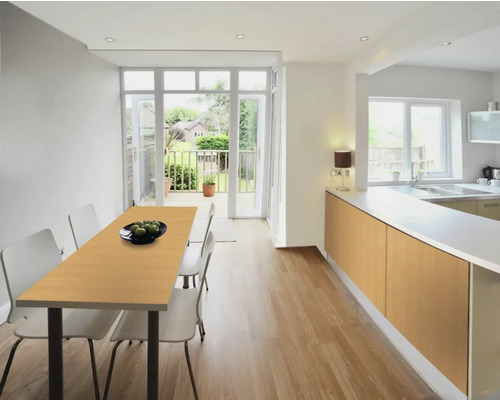 Bucătărie luminoasă cu masă de sufragerie, scaune și chicinetă