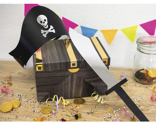Aranjament decorativ pirateresc cu cufăr, pălărie și sabie pentru o petrecere tematică.