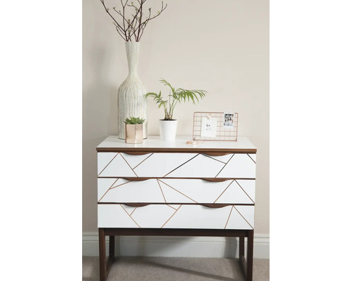 Comodă cu trei sertare, model geometric și obiecte decorative