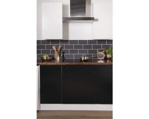 Scenă de bucătărie cu dulapuri inferioare negre, dulapuri superioare albe și hotă de aragaz