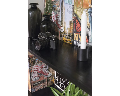 Raft decorativ cu vaze, cameră foto, lumânare și motive New York