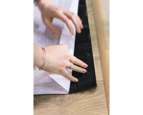 Se montează plăci de podea autoadezive.