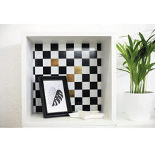 Raft decorativ cu model de șah, ramă foto și plantă de apartament