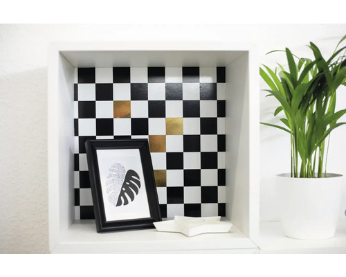 Raft decorativ cu model de șah, ramă foto și plantă de apartament