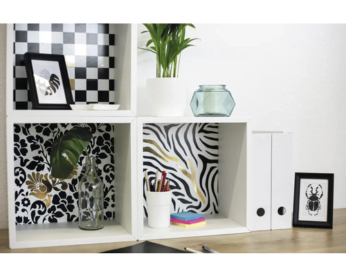 Dulap cub cu decorațiuni și articole de birou