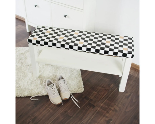 Bancă de pantofi albă cu model de tablă de șah și raft, cu o pereche de pantofi dedesubt.