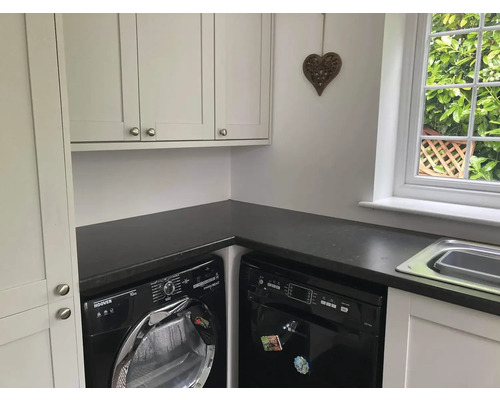 Spălătorie cu mașină de spălat, uscător, mașină de spălat vase, chiuvetă și dulapuri