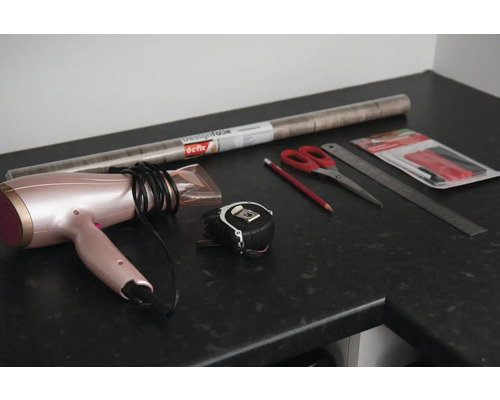 Unelte și materiale pentru aplicarea foliei decorative pe un blat de lucru