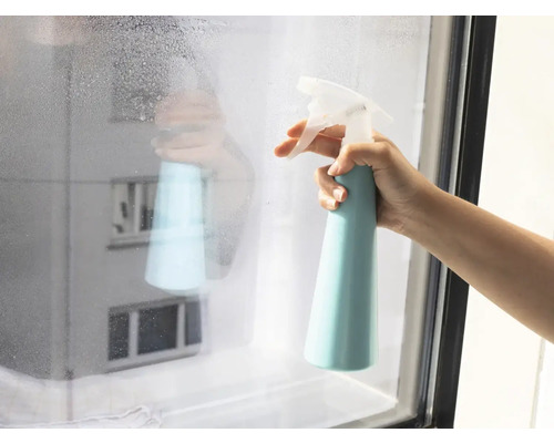 Pulverizator folosit pentru curățarea ferestrelor