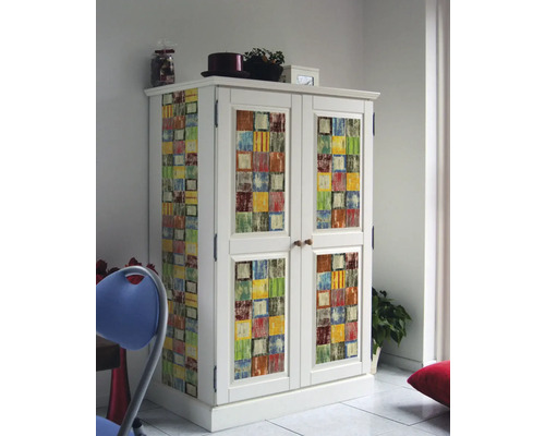 Dulap alb cu model mozaic multicolor pentru depozitare