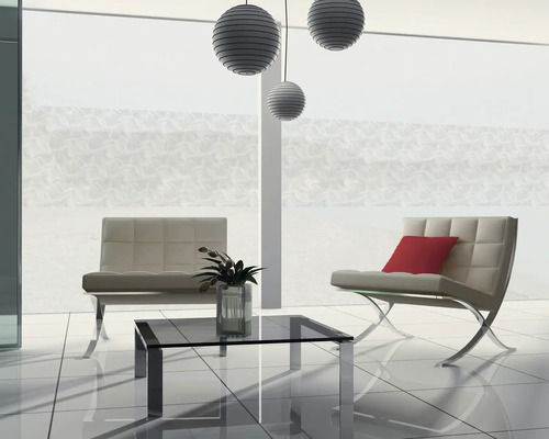 Cameră de zi luminoasă cu mobilier de ședere, masă și iluminat