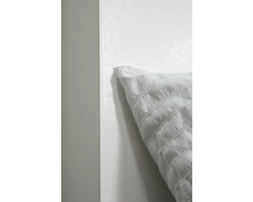 Prim-plan cu o pernă albă cu cusături decorative