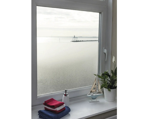 Fereastră cu folie de sticlă mată pentru mai multă intimitate și protecție împotriva privirilor indiscrete