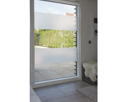 Fereastră cu folie de confidențialitate într-o cameră luminoasă