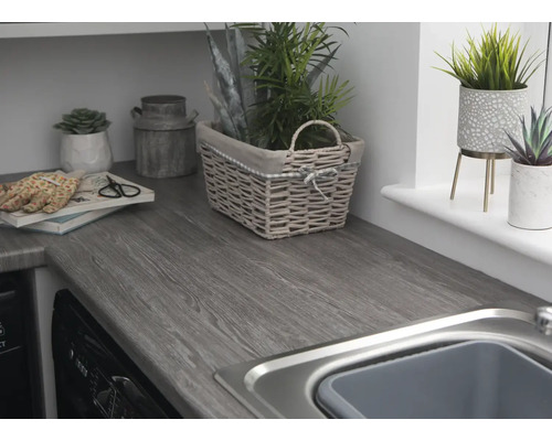 Blat de lucru cu aspect de lemn, decor și chiuvetă