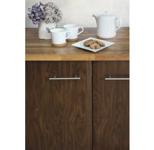 Scenă de bucătărie cu veselă, produse de patiserie și dulapuri de bucătărie din lemn.