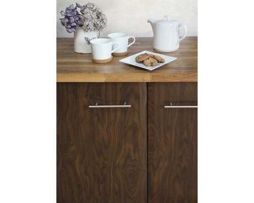 Scenă de bucătărie cu veselă, produse de patiserie și dulapuri de bucătărie din lemn.