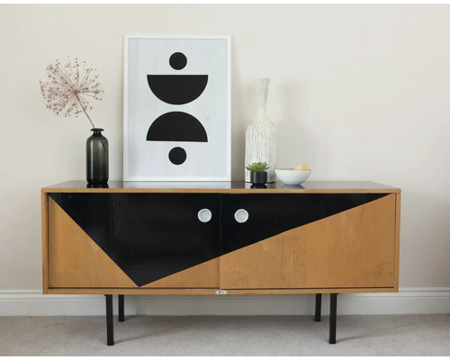 Bufet cu model geometric, decorațiuni și opere de artă