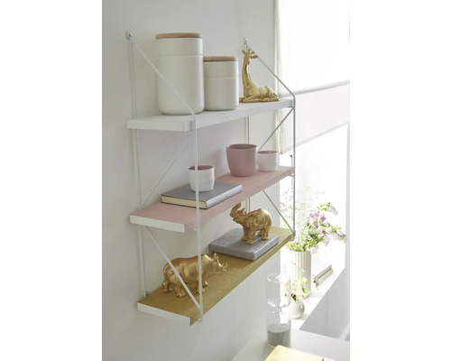 Raft de perete cu trei rafturi și obiecte decorative