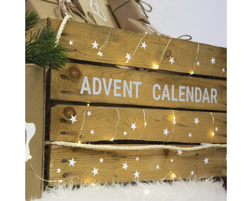 Calendar de Advent din ladă de lemn cu stele și șir de lumini