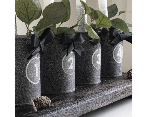 Coroană de advent cu patru suporturi pentru lumânări, funde și numere consecutive pe tavă de lemn