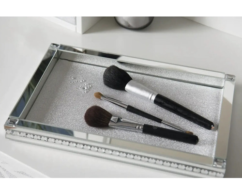 Tavă decorativă cu pensule de machiaj și strasuri