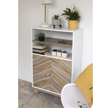 Raft cu uși din lemn în sufragerie, cu plante și decorațiuni