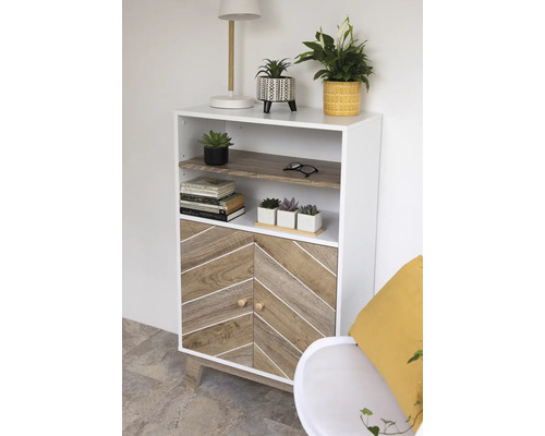 Raft cu uși din lemn în sufragerie, cu plante și decorațiuni