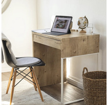 Birou cu sertar, scaun și decorațiuni într-un birou