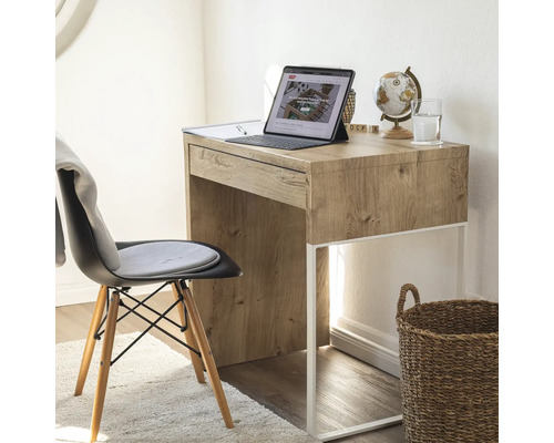 Birou cu sertar, scaun și decorațiuni într-un birou