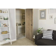 Ușă de interior cu aspect de lemn într-un spațiu de locuit luminos.