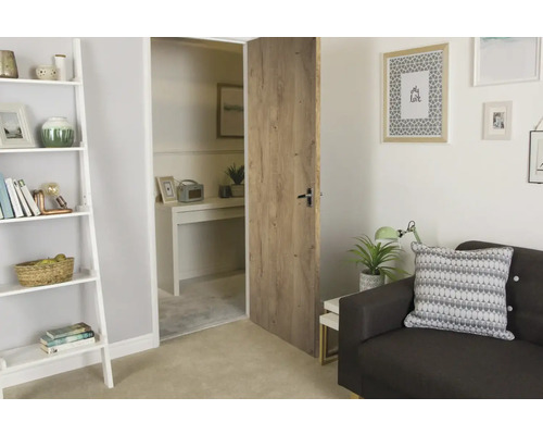 Ușă de interior cu aspect de lemn într-un spațiu de locuit luminos.