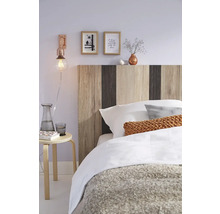 Dormitor cu pat de lemn și noptieră